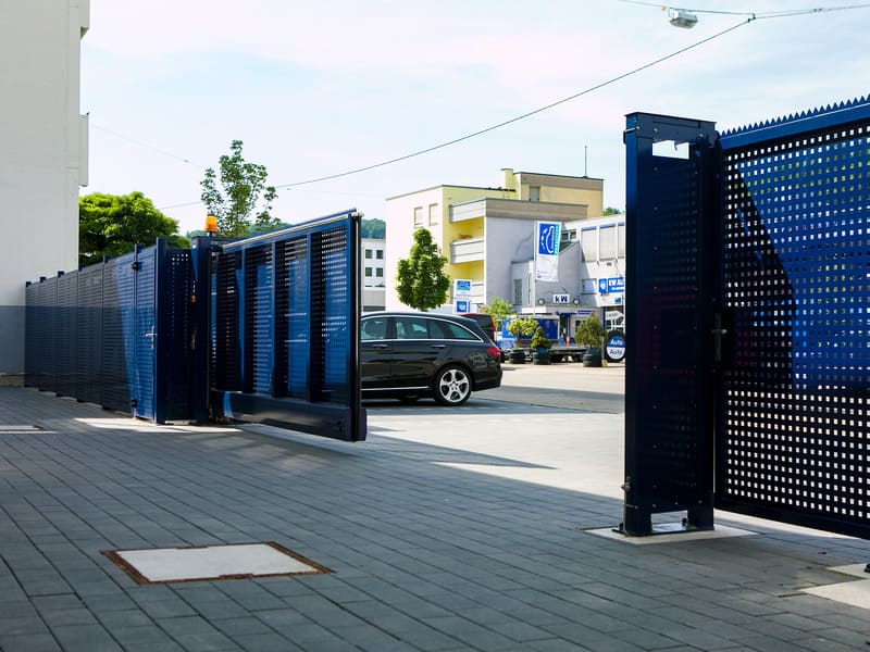 blaues Tor öffnet sich