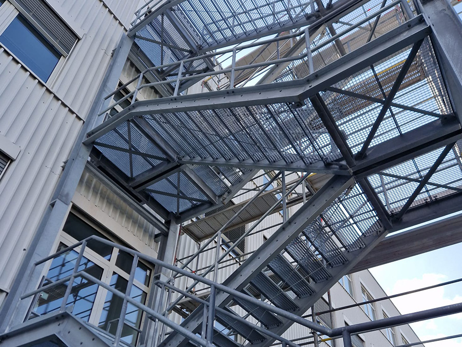 Stahltreppe die an Fluchttüren angeschlossen sind